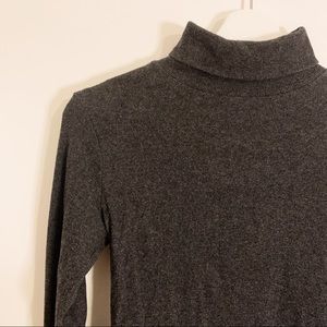 RIBBED TURTLENECK SWEATER